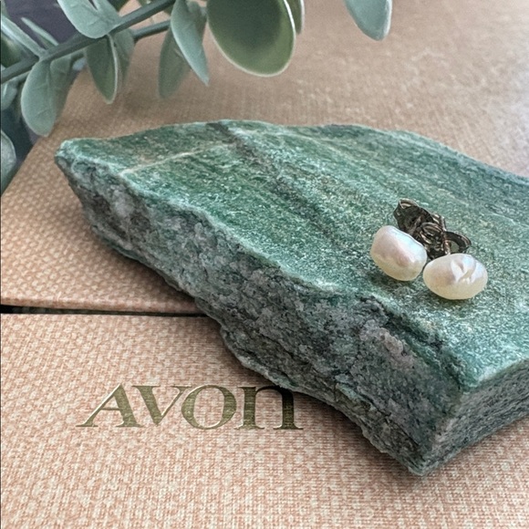 Avon Jewelry - 🎉FREE GIFT 🎉 Vintage 1995 Avon Freshwater Pearl Stud Earrings 256